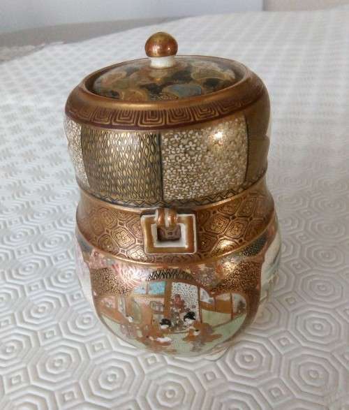 EXQUISITE HAND PAINTED SATSUMA POT SIGNED ON BASE - MEIJI PERIOD(1868 TO 1912)- WITH REPLACEMENT LID