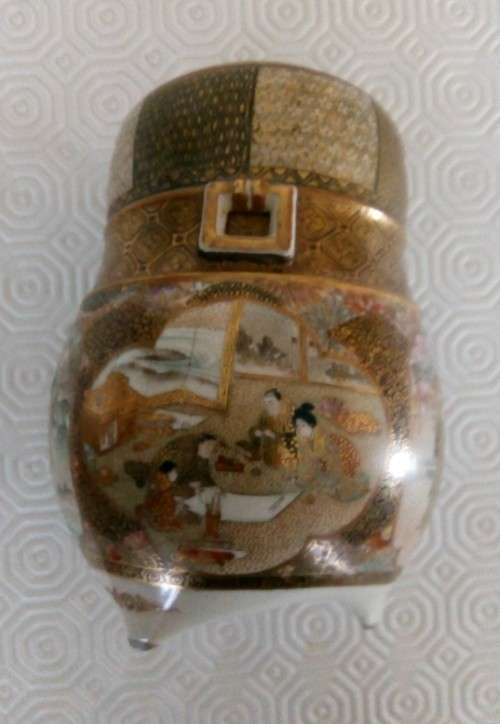 EXQUISITE HAND PAINTED SATSUMA POT SIGNED ON BASE - MEIJI PERIOD(1868 TO 1912)- WITH REPLACEMENT LID