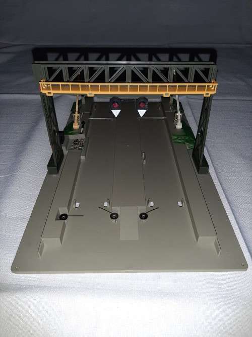 LIMA: HO OVERHEAD GANTRY WITH LEVEL CROSSING