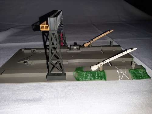 LIMA: HO OVERHEAD GANTRY WITH LEVEL CROSSING