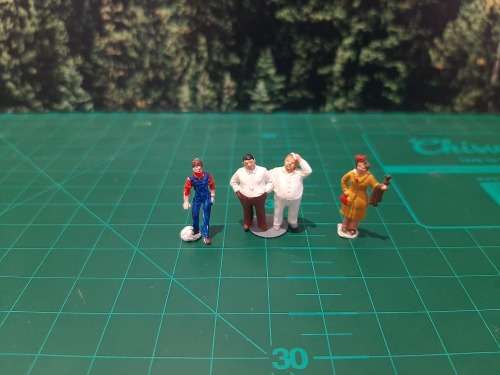HO Scale People x 4