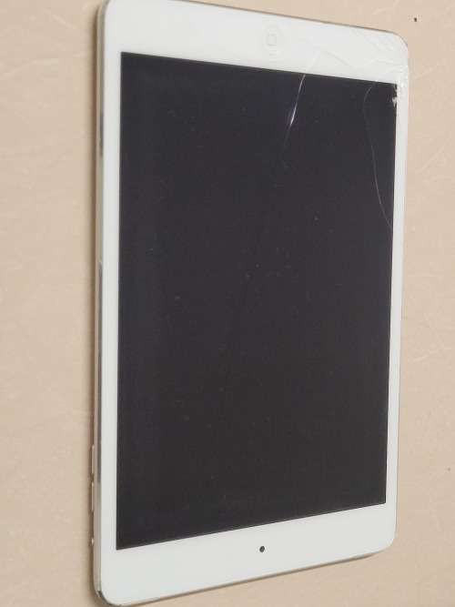 Ipad Mini 2 - 16Gb WiFi & 3G cracked glass