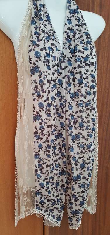 Beautiful Rose Print & Lace Scarf