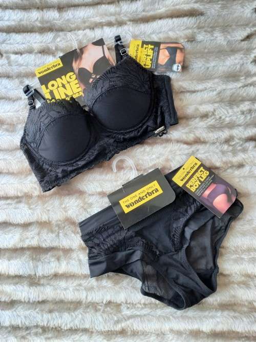 Black Lace Bra Set from Wonderbra