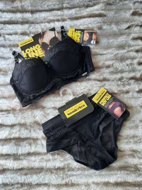 Black Lace Bra Set from Wonderbra