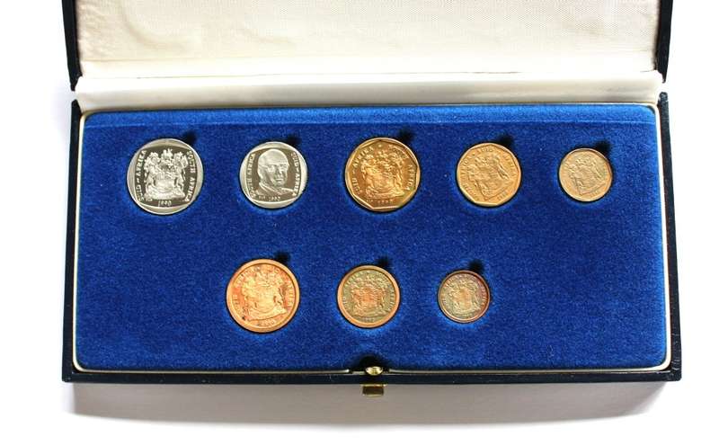1990 REPUBLIC OF SOUTH AFRICA SHORT PROOF SET - 8 COINS - COMES IN S.A.M. MINT BLUE CASE