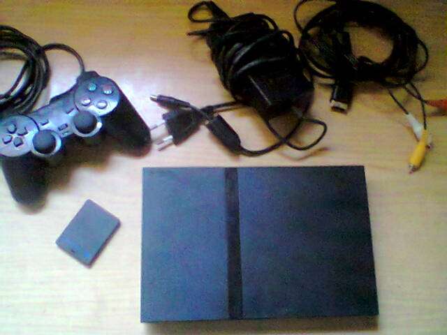 PS2 Console + 1 Original Controler + 8 Megabtys Original Memory Card + Cables LOW POSTAGE!!!