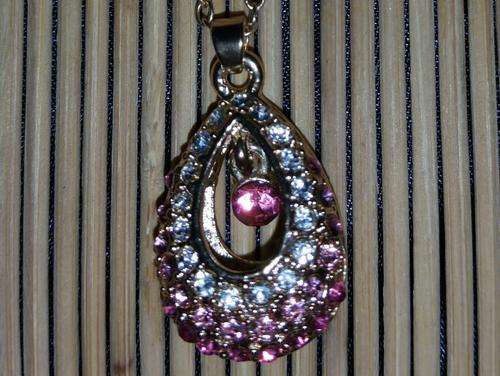 BEAUTIFUL TEAR DROP PENDANT NECKLACE (Pendant Stones: Dark Pink, Light Pink and White)