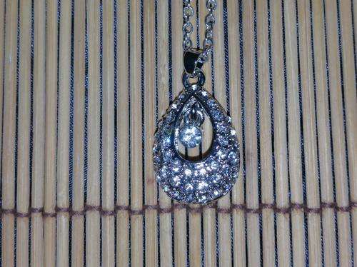 BEAUTIFUL TEAR DROP NECKLACE (SILVER WITH WHITE STONES)