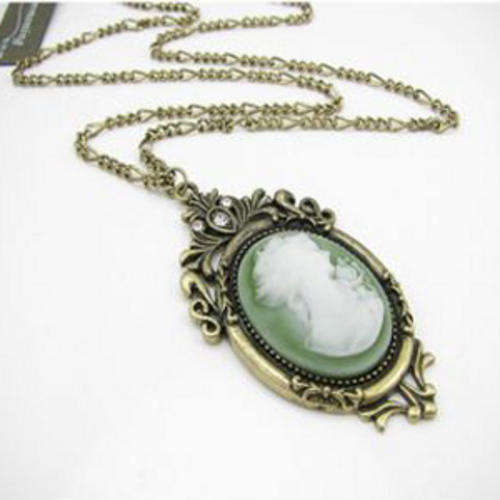 Stunning vintage jewellery Pendant with Chain!
