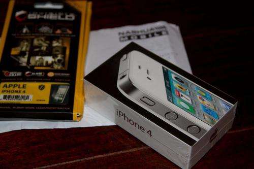 Apple iPhone 4 (32GB) WHITE, Brand new sealed, with Invisible Shield, Local model