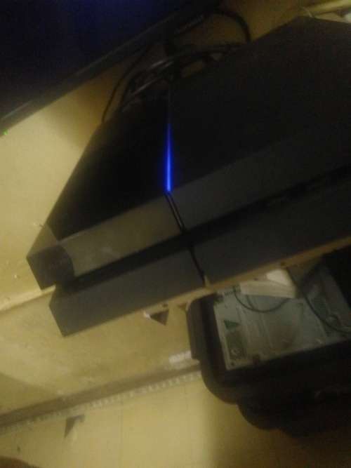 PS4 CONSOLE (READ DESCRIPTION)