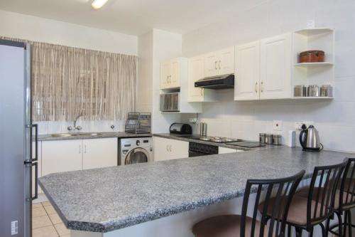 SEAVIEW FLAT SHARING IN BALLITO PEAK SEASON FOR NOV 2018 TILL 20TH DEC 2018 AVAILABLE
