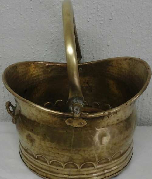 MAGNIFICENT VINTAGE BRASS COAL SCUTTLE. IF YOU DONT COLLECT THEM NOWS THE TIME TO START
