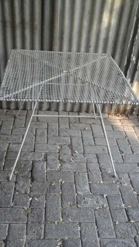 FANTASTIC VINTAGE GARDEN TABLE. AWESOME & FABULOUS OUTDOOR PIECES!