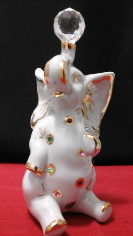 ABSOLUTELY EXQUISITE VINTAGE CAPODIMONTE SWAROVSKI ELEPHANT. MADE IN ITALY. STUNNING & COLLECTIBLE!