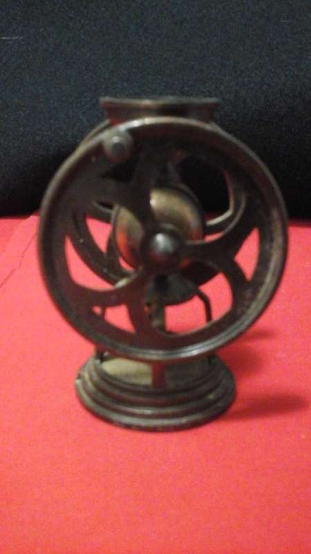 ABSOLUTELY AWESOME VINTAGE DIE CAST WATER PUMP MINIATURE. FANTASTIC COLLECTIBLE!