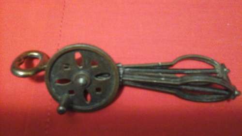 ABSOLUTELY AWESOME VINTAGE DIE CAST HAND MIXER MINIATURE. FANTASTIC COLLECTIBLE!