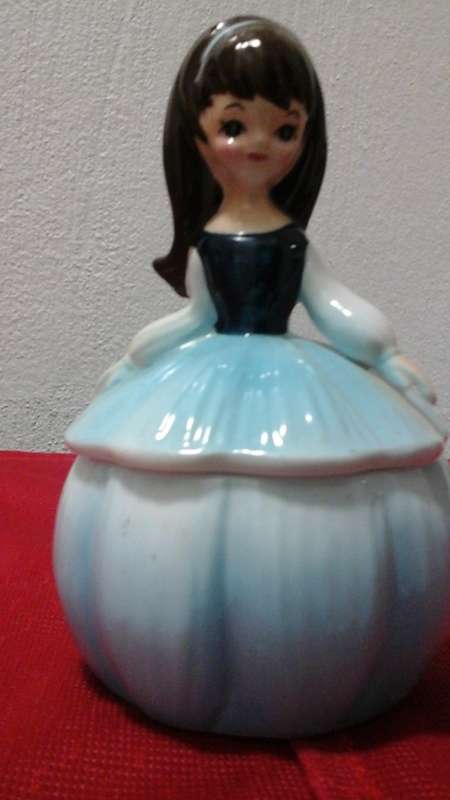 ABSOLUTELY STUNNING PORCELAIN LITTLE GIRL TRINKET BOX. BEAUTIFUL AND DECORATIVE PIECE!