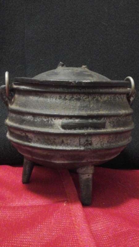 WOW THIS IS A CAST IRON LOOKING POTJIE POT. BUT IT IS DEFINITLY NOT MADE OF CAST IRON
