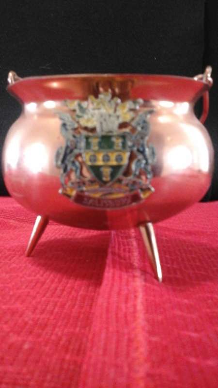 A FANTASTIC COPPER CAULDRON SHAPED ASHTRAY. SOUVENIER OF SALISBURY. HISTORICAL PIECE!