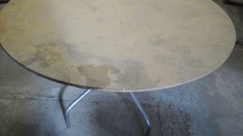 ABSOLUTELY AWESOME STEEL AND WOOD ROUND TABLE. FABULOUS AND PRACTICLE PICE!