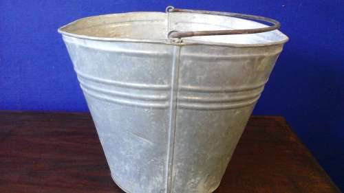 ABSOLUTELY FANTASTIC VINTAGE GALVANIZED BUCKET. SIMPLY AWESOME!