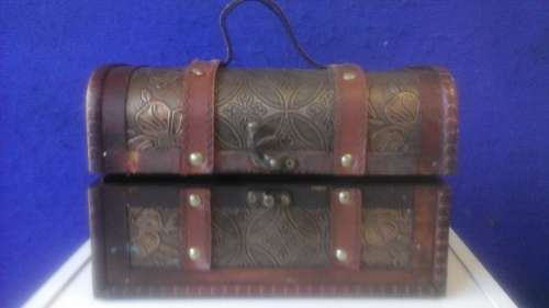 LOVELY WOODEN VANITY/ MAKE UP BOX. SIMPLY MAGNIFICENT PIECE!