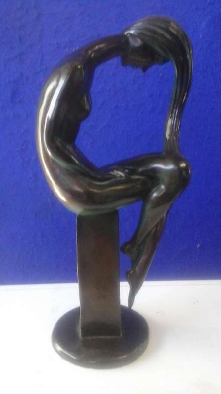 EXQUISITE CARVED STATUE OF A LADY POSING ON A PEDESTAL. BEAUTIFUL, DECORATIVE & COLLECTIBLE!