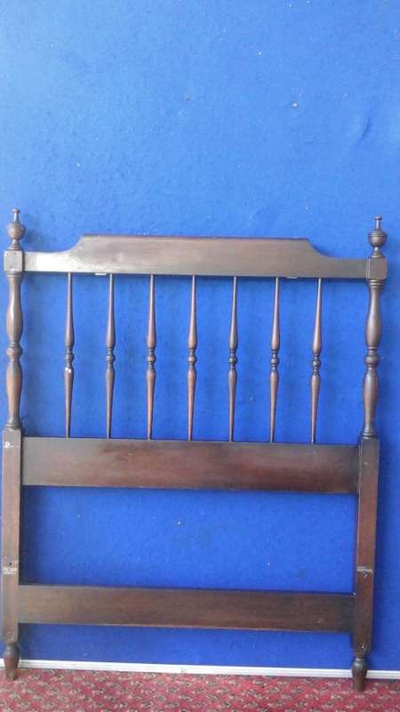 PHENOMENAL DARK STAINED PINE HEAD BOARD. SINGLE BED. SPECTACULAR AND FUNCTIONAL PIECE!