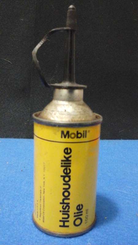 INCREDIBLE VINTAGE MOBIL HANDY OIL 100 ML CAN. MADE IN R.S.A. AWESOME MEMORABILIA & COLLECTIBLE!