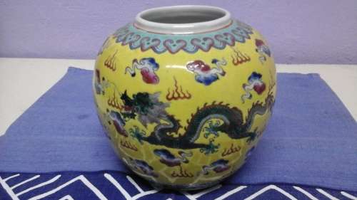 LOVELY VINTAGE JAPANESE GINGER JAR. NO LID. BEAUITFUL WELL DETAILED AND COLORFUL PIECE!