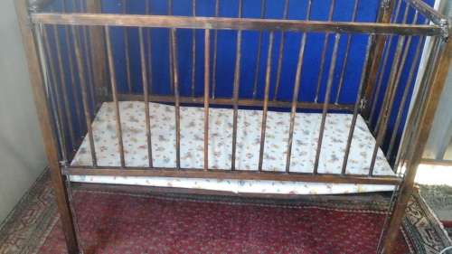 SIMPLY TERRIFIC WOODEN BABY COT. ABSOLUTELY FANTASTIC PIECE FOR THE LITTLE ONE TO REST THEIR HEAD!