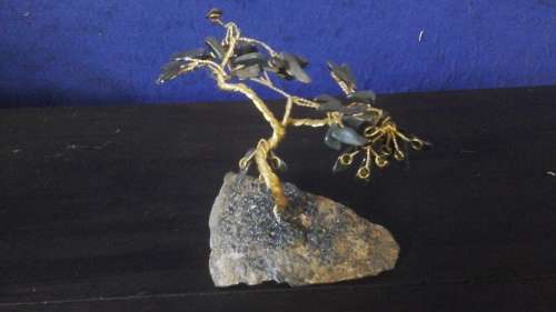 WOW. ABSOLUTELY SPECTACULAR  A SEMI PRECIOUS STONE TREE. MAGNIFICENT PIECE.