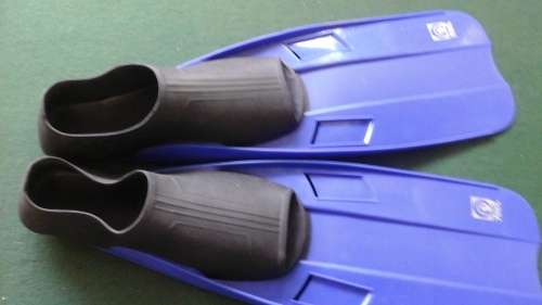 TERRIFIC 'RED' SWIMMING FINS/ FLIPPERS -DARK BLUE. EU 44-47, UK 10-12, US 11-13. AWESOME!