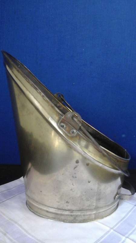 BRASS IS BEAUTIFUL. A MAGNIFICENT  VINTAGE COAL SCUTTLE. FANTASTIC ORNAMENT FOR NEXT TO YOUR FIRE.