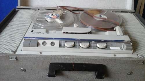 UP FOR AUCTION IS A VINTAGE REEL- REEL SONY TAPECORDER MODEL 464 IN GOOD CONDITION  AS I CAN SEE
