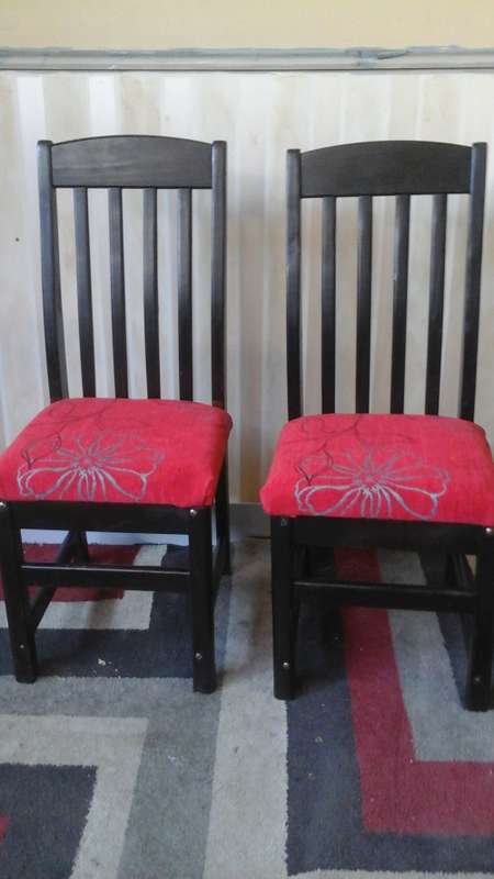 TWO MAGNIFICENT VINTAGE WOODEN DINING ROOM CHAIRS. SIMPLY STUNNING!