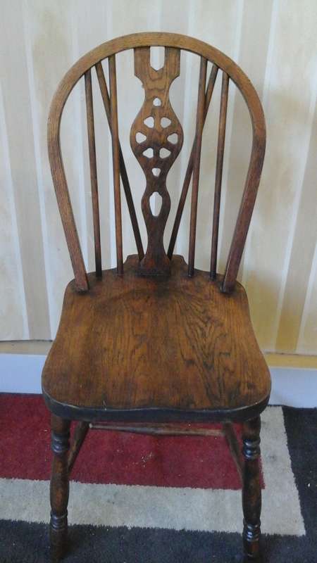 A MAGNIFICENT POSSIBLY OAK WOODEN CHAIR. HAVE AN INTERESTING DESIGN. SIMPLY STUNNING!