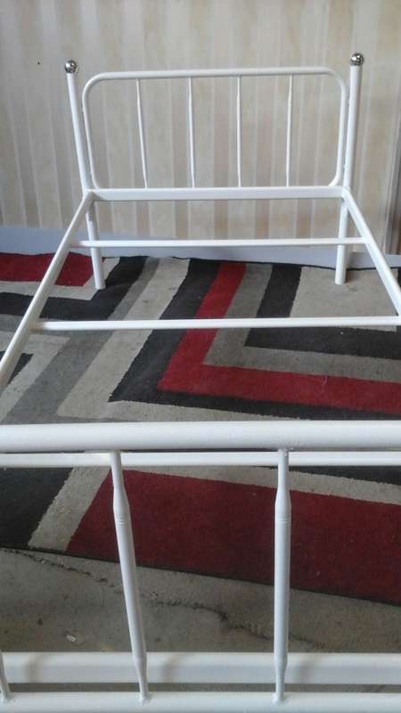 SIMPLY EXQUISITE VINTAGE  STEEL SINGLE BED FRAME. ABSOLUTELY STUNNING!