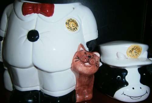 ABSOLUTELY INCREDIBLE CHARACTER 'SUNSHINE DAIRY COW' COOKIE JAR. A SIMPLY TERRIFIC MUST HAVE PIECE!