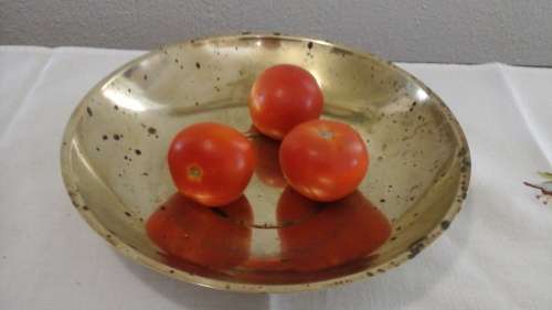 BRASS IS STILL BEAUTIFUL. A BEAUTIFUL BRASS FRUIT BOWL PERFECT FOR ANY SETTING