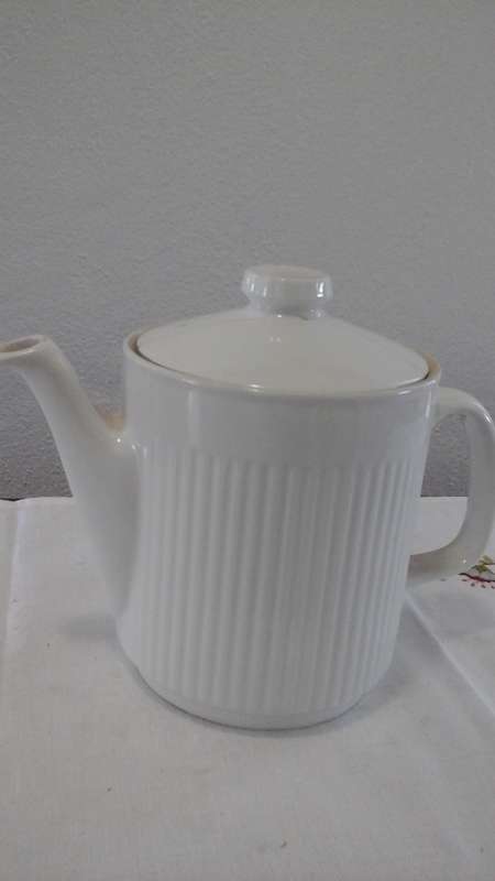 A LARGE MAJESTIC WHITE TEA POT. HAS A RIBBED PATTERN. MAGNIFICENT PIECE