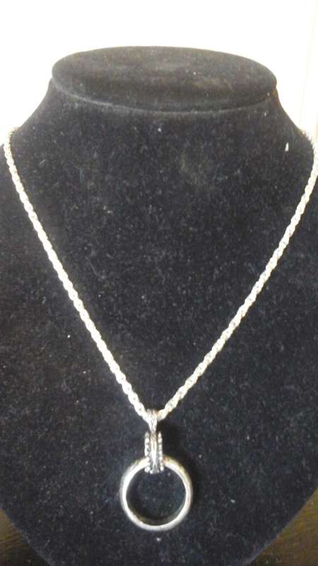 SIMPLY EXQUISITE NECKLACE WITH RING PENDANT. STUNNING COSTUME JEWELLERY. BEAUTIFUL!