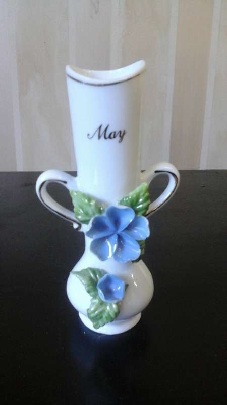 TERRIFIC VINTAGE MINIATURE BUD VASE. ABSOLUTELY EXQUISITE PIECE!