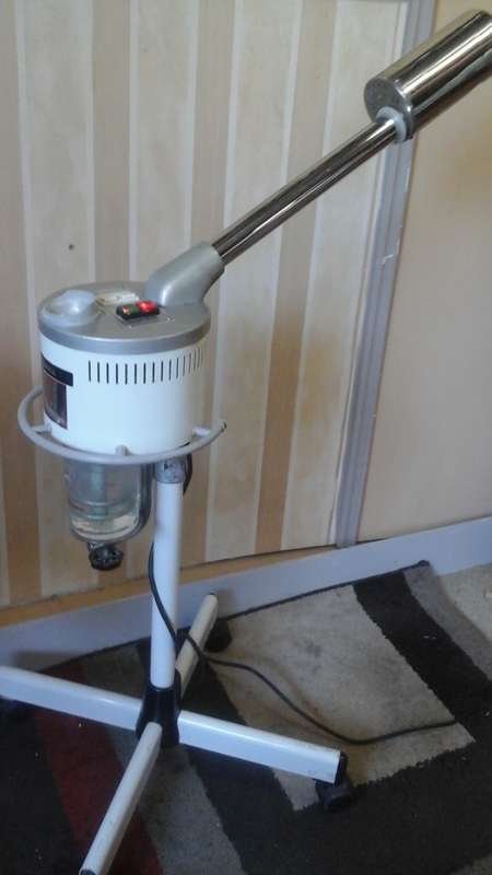 A GORGEOUS 303 BEAUTY THERAPISTS VAPOURIZER FACIAL STEAMER & OZONE MACHINE