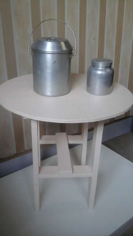 TOTALLY FABULOUS ROUND TABLE. FANTASTIC AND FUNCTIONAL!