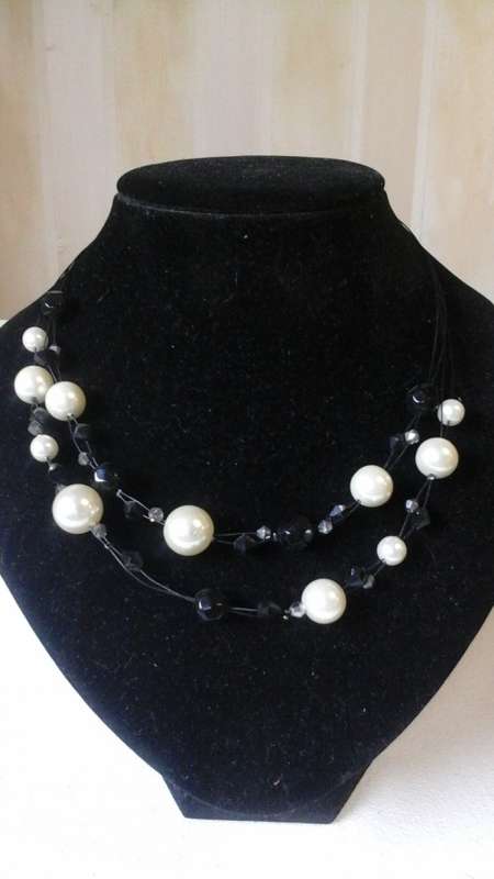 SIMPLY STUNNING BEADED NECKLACE. STUNNING COSTUME JEWELLERY. GROGEOUS PIECE!