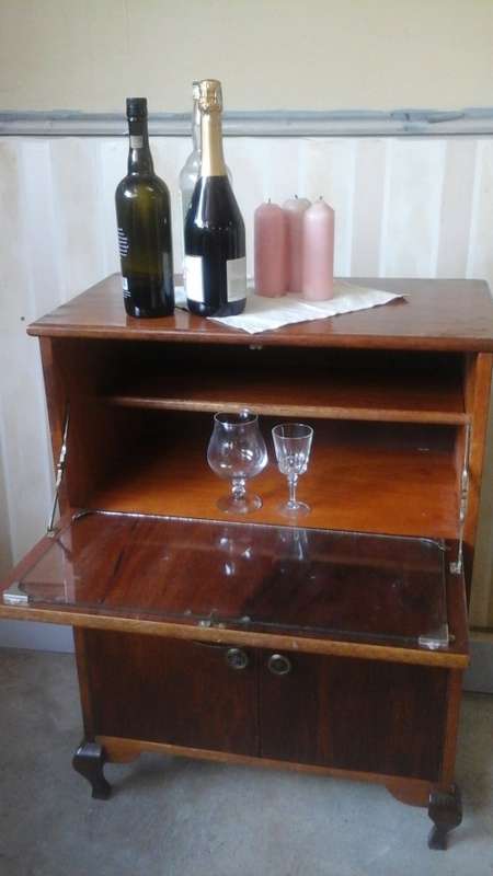 MAGNIFICENT VINTAGE QUEEN ANNE KIAAT/ IMBUIA DRINKS CABINET. BEAUTIFUL & FUNCTIONAL PIECE!