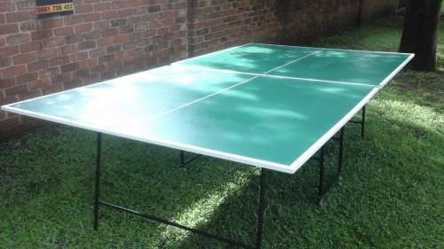 KEEP THE KIDS BUSY THESE CHRISTMAS HOLIDAYS WITH THIS PERFECT CONDITION TABLE TENNIS TABLE